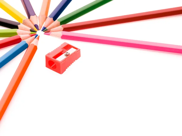 Çok renkli kalemler ve kırmızı kalemtıraş — Stok fotoğraf
