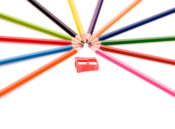 Barevné tužky a červené ořezávátko — Stock fotografie
