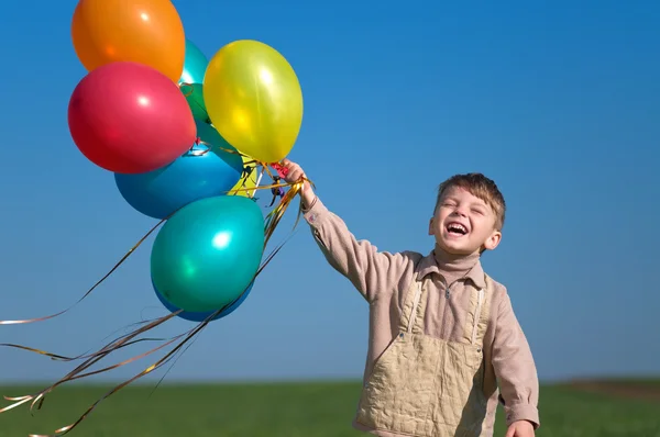 Kind met ballonnen — Stockfoto