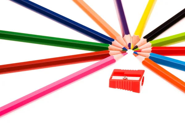 Многоцветные карандаши и красная точилка — стоковое фото