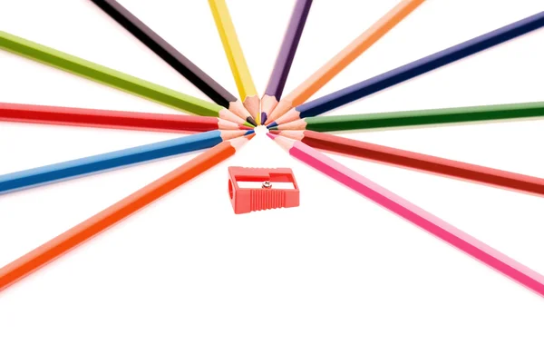 彩色铅笔和红色卷笔刀 — 图库照片