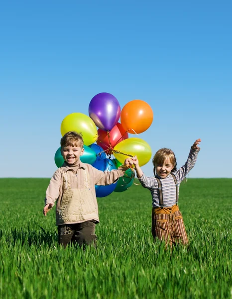Kinder mit Luftballons — Stockfoto