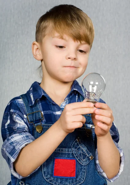 Chlapec a žárovka — Stock fotografie