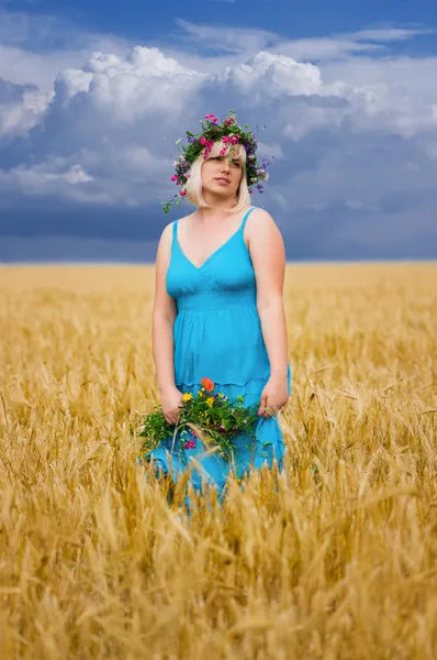 Woman in wreath of flowers — Stock Photo, Image