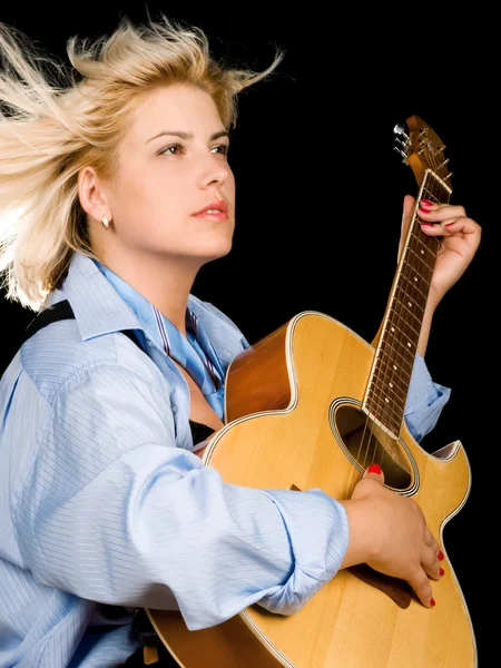 Женщина позирует с гитарой — стоковое фото