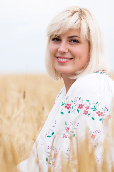 Kadın elbiseli bir ulusal Ukrayna — Stok fotoğraf