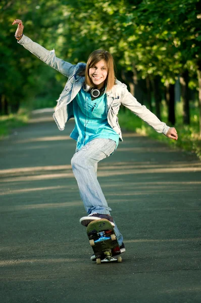 스케이트 보드와 십 대 소녀 — 스톡 사진