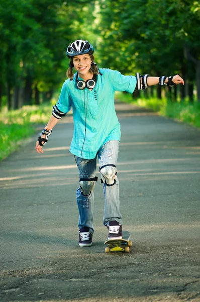 Дівчина-підліток зі скейтбордом — стокове фото