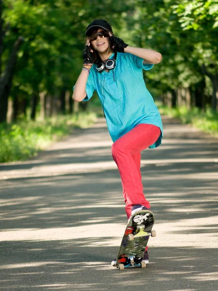 스케이트 보드와 십 대 소녀 — 스톡 사진