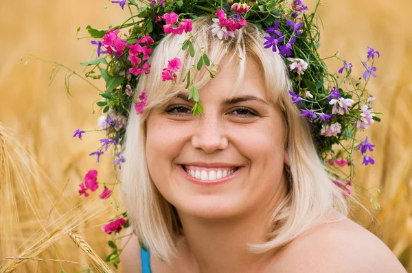 Женщина в венке из цветов — стоковое фото