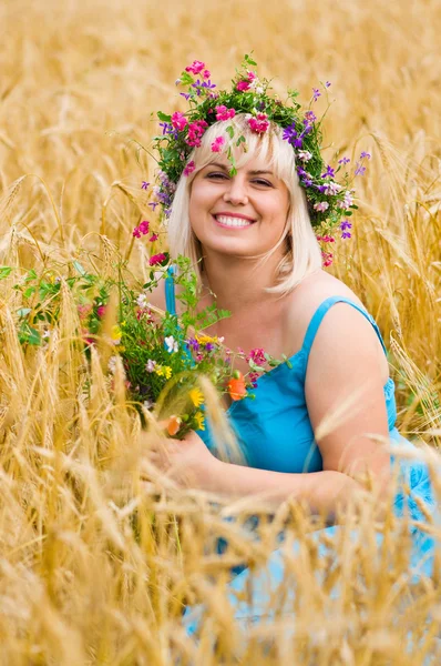 Жінка в вінку з квітами — стокове фото