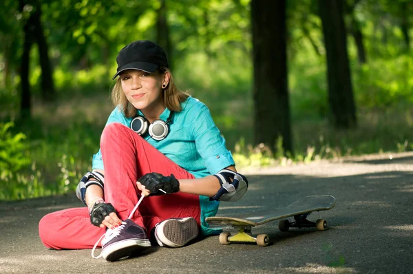 Teenage girl with skateboard — Stock Photo, Image