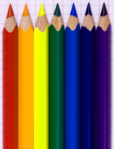 Lápices multicolores sobre papel — Foto de Stock