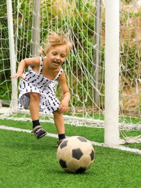 Futbol topu olan kız.