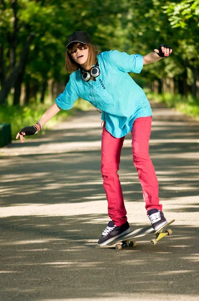 Tonårsflicka med skateboard — Stockfoto