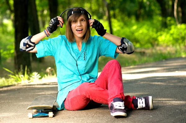 Dospívající dívka s skateboard — Stock fotografie