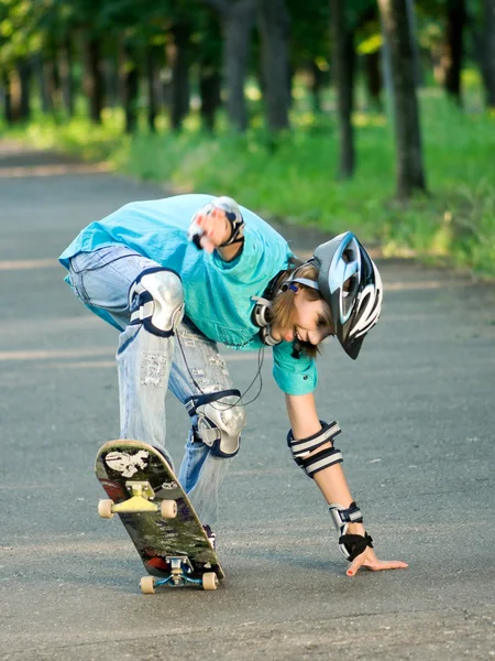 Teenager Mädchen mit Skateboard — Stockfoto