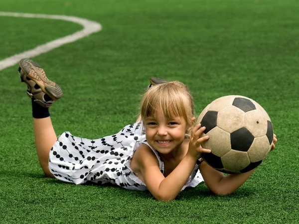 Девушка с футбольным мячом — стоковое фото
