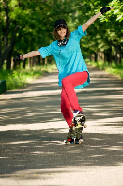Дівчина-підліток зі скейтбордом — стокове фото