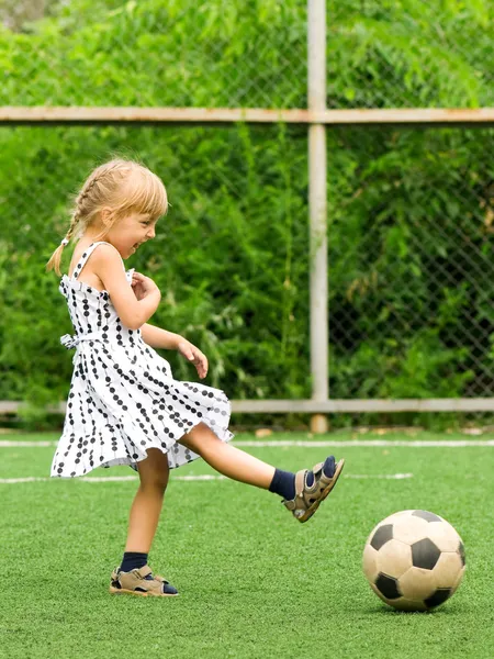 Dziewczyna z piłką nożną — Zdjęcie stockowe