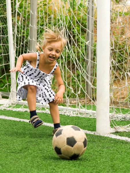 Девушка с футбольным мячом — стоковое фото