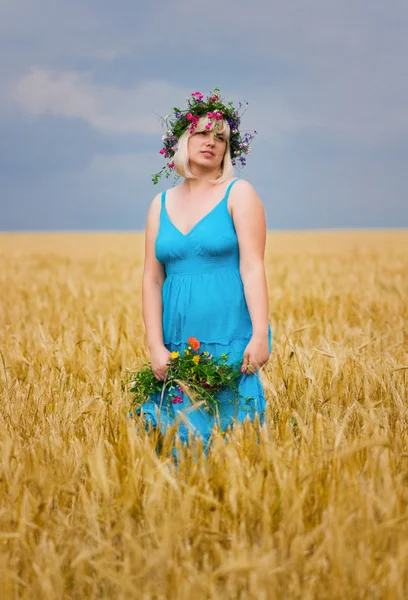 Жінка в вінку з квітами — стокове фото