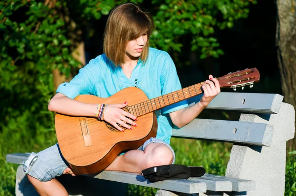 Menina adolescente com guitarra — Fotografia de Stock