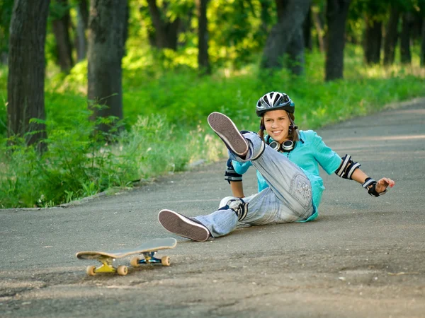 十代の少女スケート ボード — ストック写真