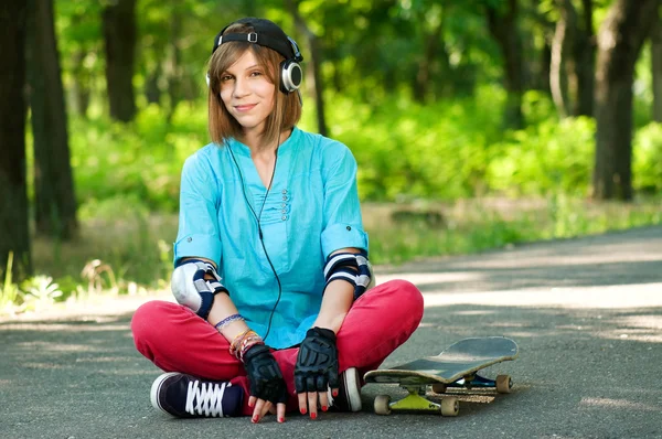 Teenage girl with skateboard — Stock Photo, Image