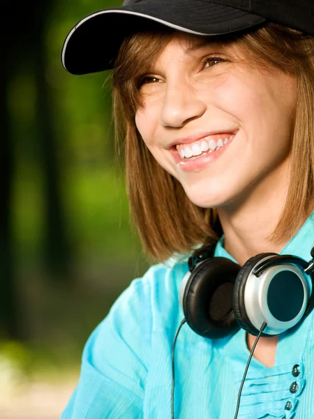 十几岁的女孩用耳机 — 图库照片