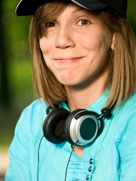 Tonårsflicka med hörlurar — Stockfoto