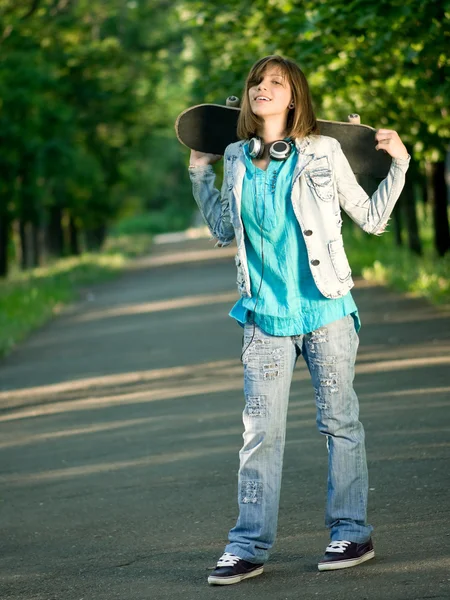 Εφηβικό κορίτσι με skateboard — Φωτογραφία Αρχείου