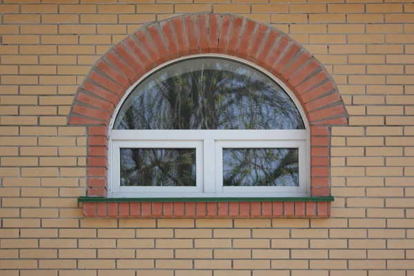 Ladrillos pared con ventana en frente — Foto de Stock