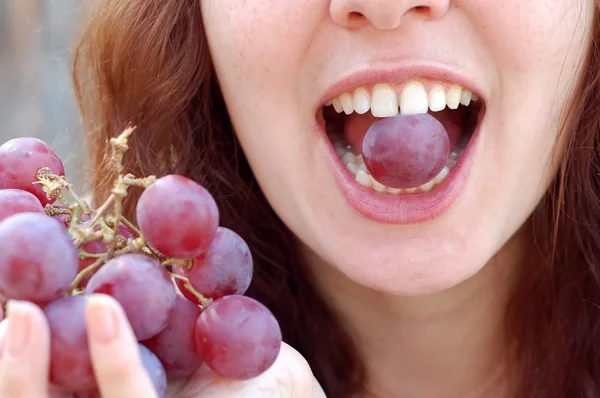 La fille mange du raisin . — Photo