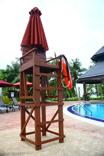 Cadeira salva-vidas na piscina — Fotografia de Stock