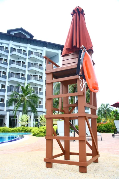Cadeira salva-vidas na piscina — Fotografia de Stock