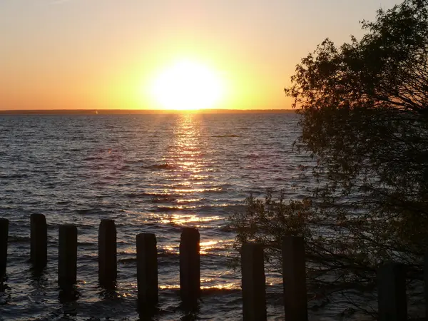 Pôr do sol romântico dourado no lago — Fotografia de Stock