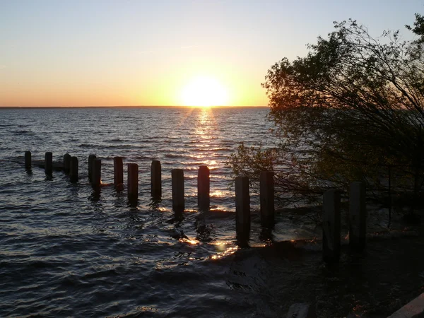 Gouden romantische zonsondergang in het meer — Stockfoto