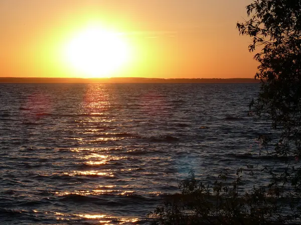 Pôr do sol romântico dourado no lago — Fotografia de Stock