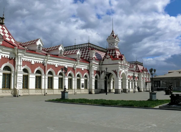Фасад старого железнодорожного вокзала - Екатеринбург — стоковое фото