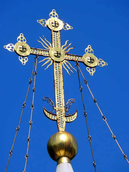 Ortodoxal 十字架在蓝色天空背景 — 图库照片
