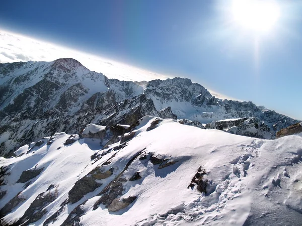 Berge und Sonne im Winter — Stockfoto