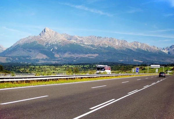 Tatra-bergen och motorväg — Stockfoto
