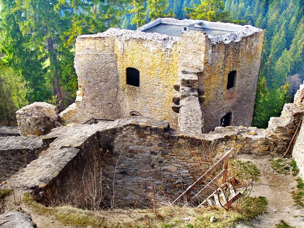 Interior arruinado del castillo de Likava, Eslovaquia — Foto de Stock