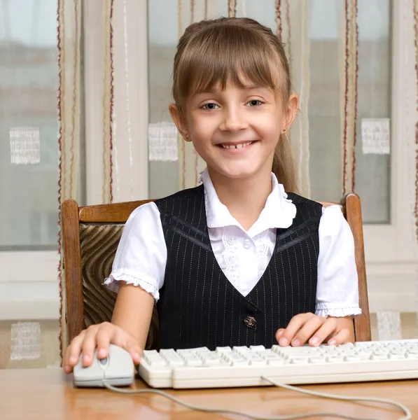 Het meisje en het toetsenbord — Stockfoto
