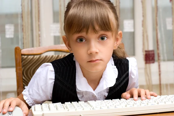 Das Mädchen und die Tastatur — Stockfoto