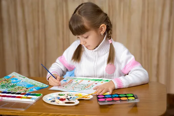 Het meisje schilderen van een foto — Stockfoto