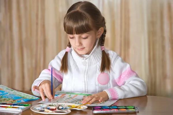 Το κορίτσι ζωγραφική μια εικόνα — Φωτογραφία Αρχείου