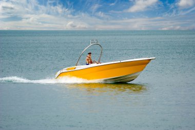 Sarı sürat teknesi