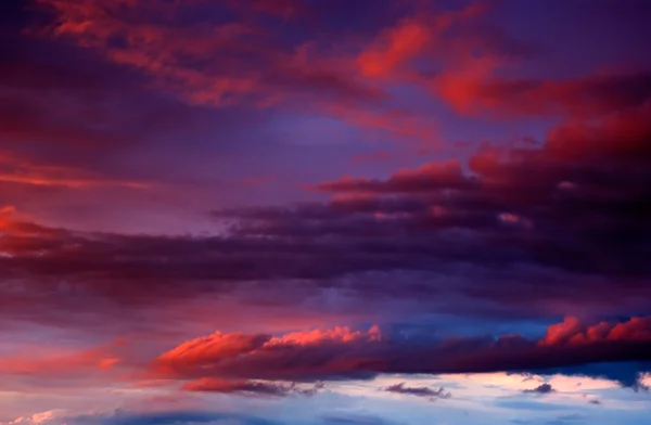 Wolken op een zonsondergang — Stockfoto